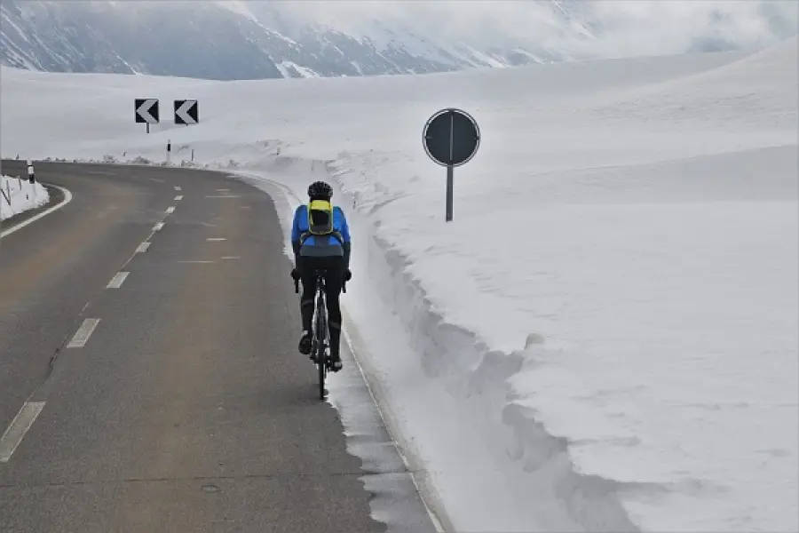 Pedalare nei mesi invernali: come fare?