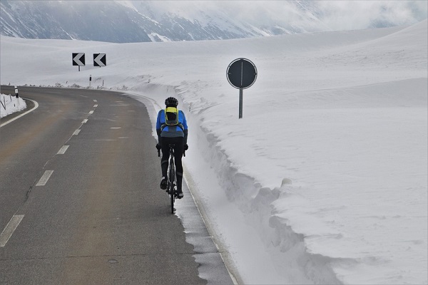 Pedalare nei mesi invernali: come fare?