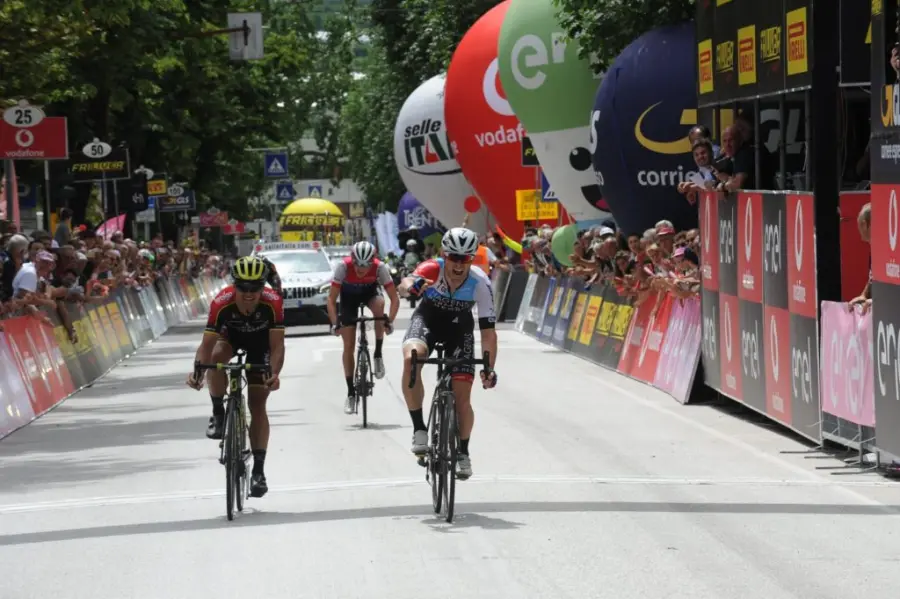 Giro d'Italia Under 23: Sean Bennett vince la sesta tappa, Osorio torna in rosa
