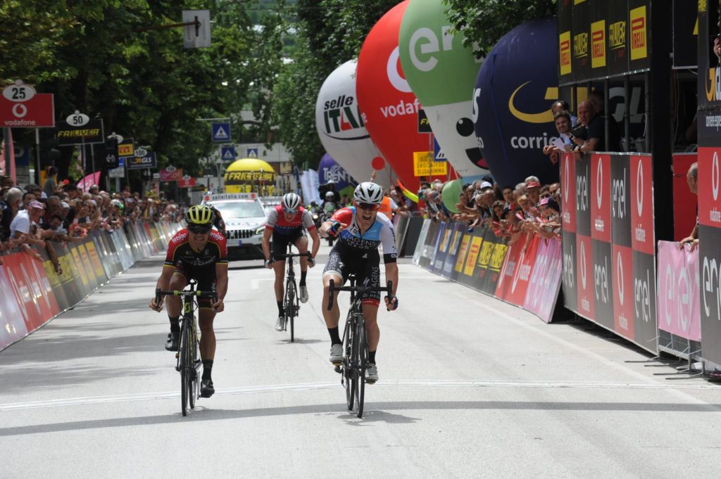 Giro d'Italia Under 23: Sean Bennett vince la sesta tappa, Osorio torna in rosa