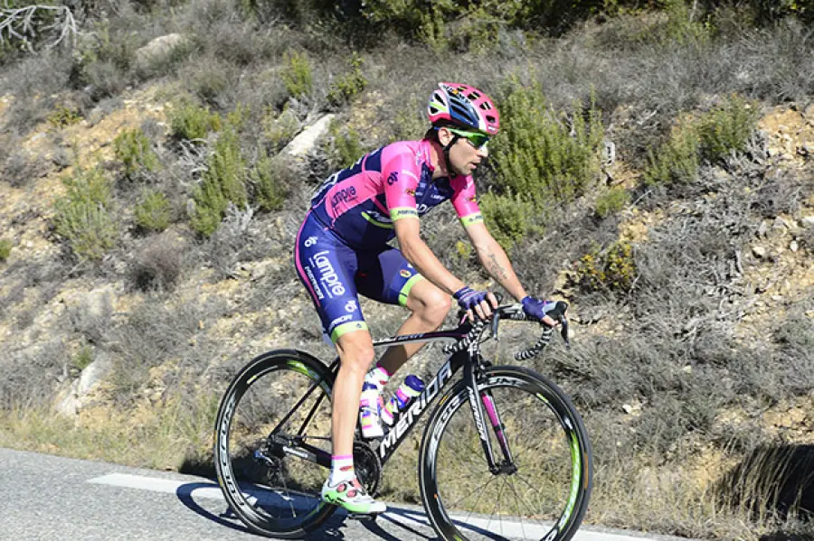 Ciclismo, la UAE Abu Dhabi si scopre