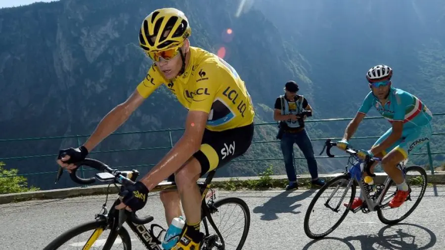 Tour De France 2016, Froome buttato per terra da una moto