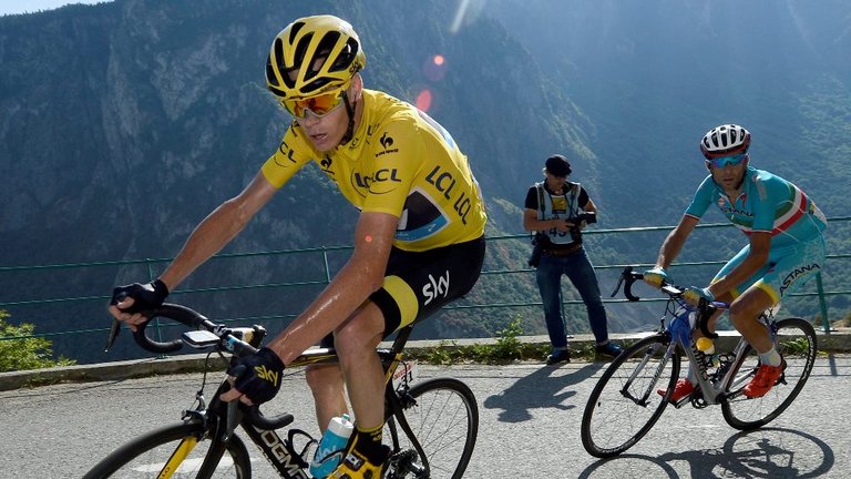 Tour De France 2016, Froome buttato per terra da una moto